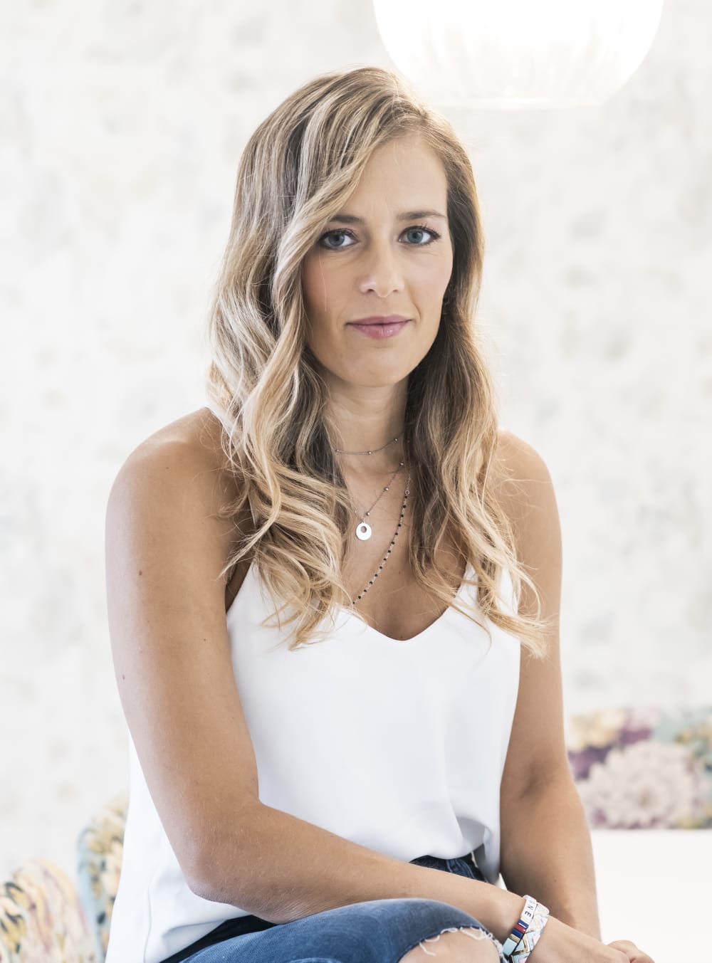 Lidia seleccionando materiales